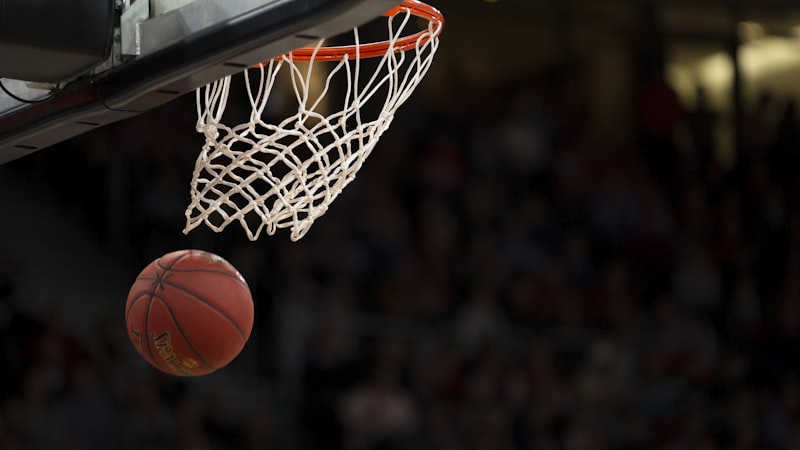 NBA篮球季后赛直播画面 - 球员飞身扣篮精彩瞬间